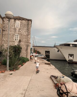 Kako mi je Meri napisala jučer:
“Manji otok, veći odmor.”

10 kvadratića čiste sreće ❤️
P.S. Oprostite, ali ljeto nije još gotovo! 😉

#vacationmode#islandlife#simplicity#islandvibes#bestvacation#croatiatravel#vylsonfulloflife