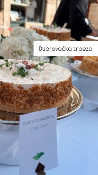 Danas je na Stradunu održana tradicionalna Dubrovačka trpeza, kao kruna Good Food festivala i pomislila sam da je to odlična prilika za jedan dejt s Robijem nakon dugo vremena.
Pa sada vodimo i vas i nagovorimo vas da sljedeće godine dođete na kraju sezone 😍

Na trpezi duž cijelog Straduna dubrovački hotelijeri, ugostitelji, slastičari, OPG-ovi i vinari svake godine predstave najbolje iz svoje ponude, a posjetitelji uz kupljene bonove biraju i časte se.
Trpeza je svake,  pa i ove godine, humanitarnog karaktera.

Sve vam je objasnio Robi u reelu 😉
P.S. Sada kad sam mu dopustila da on govori, gotovo je. Već smišlja novi dejt o kojem će pričati 😂

#dubrovnik#dubrovackatrpeza#croatiafulloflife#croatia_instagram#todaysdate#stradun#sundaylikethis#food#foodandwine#cakedesign#happiness