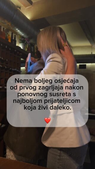 Prošle godine, nekad pred kraj našeg putovanja u Egipt, Minkin mlađi brat je imao nesreću koja ga je mogla i prema svim prognozama trebala koštati života.
Svima je zabranila da mi bilo što govore dok se ne vratim i još usred svega mi poslala poruku za našu godišnjicu braka.
Čudna mi je bila ta poruka, nimalo svojstvena mojoj Minki, ni duljinom ni sadržajem, ali bila sam na toliko iščekivanom medenom mjesecu pa sam nekako ugasila onaj osjećaj upozorenja koji se po automatizmu pali u želudcu kada su u pitanju naši najdraži.
Danima sam govorila Davoru da mi je čudna ta poruka, da mi je čudna mama kad je nazovem i što me brat uopće ne zove.
Zezao me da sam teoretičar zavjere i da ne znam uživati.
A onda me ranim jutrom nazvao brat i rekao da se cijelu noć preispitivao da li da posluša Minku i nastavi ćutati ili da mi kaže što se događa i koliko je ozbiljna situacija doma.

Ostale su mi urezane njegove riječi:
“Vilo, gledam vas dvije cijeli svoj život. 
Da ja ležim na intenzivnoj dok mi se bore za život, htio bih da imaš nju kraj sebe, makar telefonom s drugog kontinenta.”

Satrala nas je prošla godina & zauvijek promijenila.
Ono što se nije promijenilo nakon svih silnih godina je da uvijek trebamo jedna drugu.
Za dobro i za zlo.

P.S. Ona je kriva što su mi suđene ljubavi na daljinu. Ali neke udaljenosti samo učine zagrljaj još jačim.
Srce zna gdje pripada. ❤️

#friendship#friendsforlife#vylsonfulloflife#longdistancefriendship#girlsruntheworld#littlestoriesofmylife
