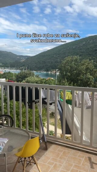 Jer, evo u čemu je stvar:

Tako je lako “skrolati” instagramskim nebom, gledati u nečije savršeno posložene verzije života i majčinstva, pa pomisliti da su naši manje vrijedni.
A nisu.
Jer svakodnevice su kaotične, brze, ispunjenje dječijim smijehom ali i plačem, divnim kadrovima ali i košarama punim robe, divnim putovanjima ali i kasicama-prasicama koje se mjesecima pune za ista.

Ponekad briga za sebe znači samo par stranica knjige, jednu epizodu najdraže serije, šetnju s najboljom prijateljicom, bilo što da je vaš zen momenat.
Otkako sam slučajno otkrila da su puzzle moj prekidač za smirenje,trudim se pronaći vrijeme za njih.
Veselim se ljetnim noćima na balkonu, uz par kockica leda i novu DoNatural herbalnu vodu (meni najdraži okus Aloe Vera) dok svi slažemo šarene puzzle.
Probajte DoNatural, nisu gazirane, zaslađene su isključivo voćem, u tri predivna okusa koja jednostavno viču - ljeto 🌱

#littlestoriesofmylife#justlife#childhoodunplugged#vylsonfulloflife#donatural#herbalwater#tvojaunutarnjasnaga#everydaylife