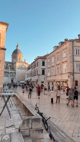 Ne znam tko od vas ovo treba danas pročitati, ali - počnite živjeti!
Vrijeme leti, i da - većina nas u ovim godinama svaki dan ide na posao, radimo da plaćamo račune i uvijek brinemo o nečemu.
Zato uživajte u onome što možete - šetnji, glazbi, prijateljima, dobroj knjizi ili tv seriji, isprobajte taj novi recept, odvojite sat u vlastitoj kupaonici i napravite malenu spa oazu, ohrabrite se i ošišajte kosu napokon, narast će opet!
Radost ne mora biti skupa.
I svi je zaslužujemo ❤️
Jednom tjedno napravite nešto za sebe.
Nemojte da žalimo za onim što nam je vazda bilo pod nosom.

#lifeisgood#vylsonfulloflife#dubrovnik#littlestoriesofmylife#makechange#justlive#littlethingsinlife