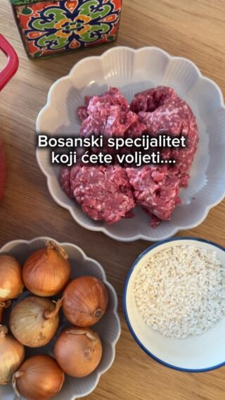 Sogan dolma je za mene kraljica dolmi.
A vi mi nemojte vjerovati na riječ nego probajte sami.
Iako možda izgleda komplicirano i u Bosni se pravi u specijalnim prilikama, najčešće za Bajram, zapravo je vrlo jednostavno jelo.

Za 4-6 osoba:
800g - 1000g luka, birajte sitnije, malo veće od jajeta
Zarežite ih kao na videu, tako da je gornji dio luka dublji, poredajte u lonac, dodajte vodu i 2-3žlice octa koji će pomoći da se lukovice ne raspadnu.
Kad zakuha, kuhati na laganijoj vatri 10tak minuta.
Prebacite ih u hladnu vodu pa razdvajajte žličicom za kafu.

Dok se luk kuha, pripremite punjenje:
600g mljevenog mesa
Jedan srednji luk sitno nasjeckan ili nagratan
100g okrugle riže koju dobro operite
Nekoliko žlica pirea od rajčice
Malo ulja
Sitno nasjeckan peršun, sol, papar.

Na dno lonca stavite ulje ili malo masla pa redajte napunjeni luk. Nemojte ga puniti do vrha jer će riža malo nabubriti.
Prelijte vodom i pasatom, da prelije dolme.
Obično stavim 200ml pasate i 100ml vode i obavezno dodam još peršuna i jedan list lovora.
Poklopite nečim težim, tanjur će poslužiti.
Pustite da provri a onda kuhajte na laganoj vatri.
Ja dolme pravim u pećnici na laganoj vatri, cca 150 stupnjeva nekih dva sata - tako su mi najljepše.
Poslužite uz pire krompir i grčki jogurt ili mileram.

Oduševit ćete se, a bome i goste 😉

#sogandolma#dolma#bosniancousine#vylsonathome#recepies#favoritefood#bosnianfood#traditional#vylsonkuha