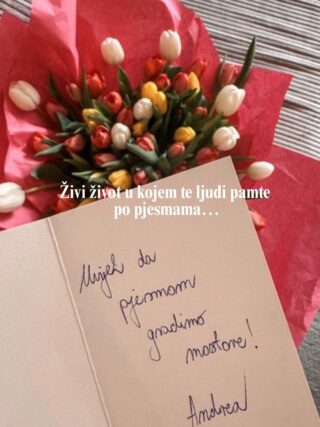 Znate kako nam stalno savjetuju da život živimo najbolje što možemo?
Sve mi se više čini da samo treba da usporimo kako bi shvatili da već živimo njegove najljepše dijelove ❤️
#lifequotes#momentsoflife#simplethingsinlife#beutyinsimplicity