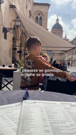 Sve prolazi, dolazi i mjenja se, ali naši dejtovi se ne preskaču. I nadam se da će im se naši dječaci još dugo, dugo radovati kao sada.
Počeli smo s Robijem kad se rodio Tibor, pa nastavili i s Tiborom kad je postao dovoljno veliki - vrijeme provedeno samo s jednim od njih dvojice, posvećeno samo njemu, sat vremena, ne mora više, u nekoj aktivnosti koju vole je neprocjenjivo.

Tiboru je to uvijek romobil, parkić i novine, a onda obavezna stanica kafić i Cedevita. 
Ovaj put smo probali novi okus - Limunska trava, meni najdraži do sada jer je zaista osvježavajući i nekako manje slatkast od ostalih.

Možda se okusi mijenjaju, ali lijepo je što nešto ostaje isto: Cedevita kao dio i našeg i njihovog djetinjstva.
Probajte.
Ne samo Cedevitu nego i uvesti “dejt” s svojom djecom, ako već niste.
Uvijek ima ono nešto Ce što vrijedi probati! ❤️
#cedevitagram#littlestoriesofmylife#childhood#happiness#childhoodunplugged