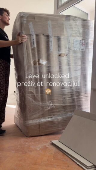 Moj bivši dečko i ja… 😅

Na našem zajedničkom putu do sada sve nam je bilo baš ovako - pomakni s jedne strane u drugu, vrati nazad, probaj iz drugog ugla, prelijevaj iz šupljeg u prazno.
Ali uvijek skupa, pa kako god 😉

P.S. još se nismo razveli, nemamo kad 😂

#renovation#renoviranje#couplegoals#marriage#realcouple