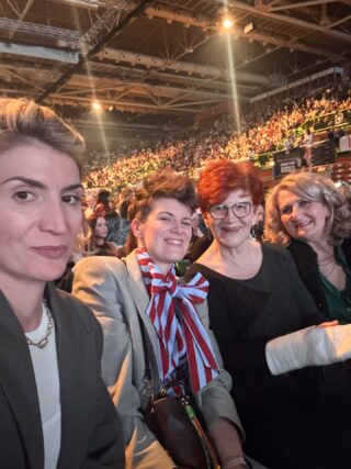 I tako…
12 godina nakon, opet u formaciji 2x2 što je najvažniji razlog za zahvalnost i sreću.
Naše majčice su žive i zdrave, zanemarit ćemo ruku od Minči, išla je na koncert -znači nije joj ništa, to logičko zaključivanje sam čula previše puta u toku odrastanja 😉
Naše majke su nam telefonski poziv daleko, u svaka doba, da čuju i ono neizgovoreno, da preko telefona vide ono što drugi ne vide ni na metar ispred nas, da na njihova jela koja donose umotana i upakirana nam zamirišu gnijezda koja smo svile, jela koja nikad nisu i nikada nam neće “ispasti” kao njihova, iako su po njihovim receptima spremana.
Naše majke još mogu da trče za našom djecom, ugađaju im, zvijezde su njihova djetinjstva.
I mi još imamo taj divni luksuz da budemo djevojčice, da nas opominju za potkošulje, tanke mantile i podočnjake.
Ne treba nam više, osim što ih i dalje imamo i što se nas dvije i dalje imamo.

12 godina je proletilo.
Bilo je mnogo noći u kojima se nije spavalo nego plakalo, što od sreće, što od tuge.
I jedno i drugo smo bile zajedno.
Rodilo se pet novih života, sasvim ovisnih o nas dvije, od nekih bliskih smo se zauvijek oprostili, poslovi, stanovi, krediti - jedna se odselila dovoljno daleko da ništa nije jednostavno, ali smo i dalje tu.
Minka i ja.

Lete dani kao laste, ali sve dok smo skupa, lako je.
Čola, vidimo se za 10 godina, svašta ćemo još ispisati skupa❤️

#friendshipgoals#motheranddaughter#happiness#thankfull