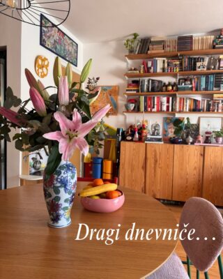 Dragi dnevniče…
1. Razmišljam o tome koliko olakšavamo živote drugih, mislimo kako da usrećimo i olakšamo svakodnevice onih koje volimo, a opet oklijevamo uputiti na načine kako nas usrećiti (pod nas mislim na žene), misleći pri tome na sitnice i male stvari - najdraže cvijeće, knjiga, šetnja u predvečerje, kremica za ruke, skuhana kafa….Najdraži ljiljani od dječaka za godišnjicu & pospremljena kuća od mene meni 💕
2. Vrlo rijetki izlazak zajedno. Nisam sigurna jesmo li više propustili sve ove godine u kojima bi izašli par puta godišnje ili smo dobili nove male rituale dejtova doma, s djecom kuhajući i na balkonu kada zaspu. Ono što znam je da me to nikad nije puno brinulo - prihvatila sam da je takva faza zivota, zahvalna što je prolazim. Djeca su mala, a mi posvećeni njima u potpunosti, zadovoljni i vremenom u kojem samo gledamo Netflix zajedno. Doći će i faza kad će djeca biti mnogo samostalnija, a ova se više neće ponoviti.
3. Uživala sam u priči o Lidiji Poet, divila se ljepoti glavne glumice, njenim izrazima lica, iznervirao me tuzitelj, poželila učiti italijanski i nositi šešire 🤭
4. Uskoro će mi 40-ta, zadala sam si neki broj na vagi do tada. Je li to kriza srednjih godina? 🤣
5. Dan 47. pročitam svaki dan.
6. Čovjek je čovjeku susjed. Ispeci pa pojedi. Zašto sve zakompliciramo?
7. “Skupljanje koraka” kako to Tibor zove je najbolja stvar koju radimo zajedno ❤️
8. 100+ kila seksipila. Polako počinjemo nazirati kraj. Renovacije, radova, valjda ne i nas 🤣
9. Sutra je nedjelja, moj najdraži dan - kafa, knjiga i čišćenje pločica 😅 

#diary#randomthoughts#lastweek#obicanzivot#smallthings
