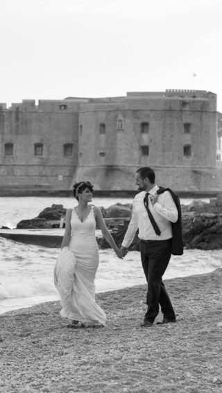 I tako desetljeće.
Kad, kako, ne znam 😉

Nismo ovdje jer su nas zaobišle svađe, tuge, nerazumijevanja.
Ništa nas nije mimoišlo, od starta trčimo s preprekama.
Ponekad mi se čini da je premalo godina za sve što smo pregurali preko leđa.
Ne znam da li vas je itko volio baš onakve kakvi jeste, prihvatao baš takve kakvi jeste, uvijek i u svakom trenutku?
To je neopisivo, to je Davorova supermoć i ja učim od njega baš to.
I svima vam to želim.

Sretna ti godišnjica @equusdu , ovu smo čak i skupa 😅❤️