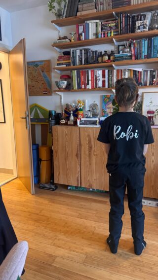 Nikad nisam krenula iz kuće na neki bitan događaj ili put, a da nije prolila malo vode za mnom.
Svaki ispit, razgovor za posao, vikendom kad bih se vraćala na fakultet, dan kad sam se selila i posebno dan kad sam se udavala.
Moja nana Nurka ❤️

Smijala sam joj se, zezala je da je praznovjerna, a opet me zbog ono malo vode iz čaše što bi prolila za mnom obuzimao neki čudan smiraj i još dugo bi njenne riječi: “hajde Kiko, bit će to abd sve dobro, idi lako kao voda, i kao voda mi se opet vrati.”
Nane više nema da za mnom prolijeva vodu i ja si ne dopuštam da idem tim sokakom uspomena, još mi se čini da taj put ne bih mogla podnijeti.
Ali za svojom djecom i mužem prolijevam vodu na prve dane vrtića i škole, za njihove prve nastupe i natjecanja, za odlaske na poslovna putovanja i regate.
Oni se smiju, gledaju me kao da sam blesava.
Možda i jesam.
Ali samo onaj mir koji te obuzme kad shvatiš da netko tvoj je uvijek tu, da vjeruje da možeš i hoćeš, pa i da vidi da će sve biti savršeno iako ne bude kako je zamišljeno - e taj mir jedini pobjeđuje nemir od kojeg te u isto vrijeme bole i glava i želudac.

Robijevo prvo natjecanje i osvojeno drugo mjesto 💛🎉

P.S. Ovaj divni turski običaj je ostao na našim prostorima duboko ukorijenjen i mnogima je donio olakšanje. Jednako i onima koji su prolijevali i onima za kojima se prolijevala voda.