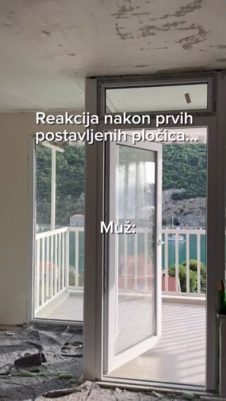 Zadnje javljanje po pitanju renovacije je bilo prošle godine u septembru i to velikim dijelom zbog mene i izbora pločica.
A sve je počelo upravo od ovih na balkonu.
Iako smo planirali samo preko postojećih pločica zalijepiti nove, balkon je bio prvi naš prvi udarac na budžet - sve je moralo nanovo, hidroizolacije, estrih i svi ti (meni) nezanimljivi dijelovi.
Mislila sam da imam vremena i kad sam pronašla savršene pločice brzo sam shvatila da si ih ne mogu priuštiti, ni financijski ni vremenski jer majstor je tu - pločice trebaju sutra.
I sutradan smo kupili pločice.
Izabrala sam što sam izabrala, za mene u tom trenutku najbolje od ponuđenog.
Što bi rekao dobri Balaš - nikako ne volem osjećaj daj šta daš (što se vidi po mojim procesima biranja svega u životu), kojem nije pomoglo ni kad sam ih vidjela postavljene: fuge koje se ne prate, rezane svakako, s jednom postavljenom pločicom s drugog gradilišta ( ne šalim se, stvarno! 😅).
Davor koji me “zna napamet” je brzo skužio da i nakon što se sve popravilo meni to nije to, a ja nisam imala srca reći ništa nakon tolikog posla.
A onda sam shvatila da nakon 15 godina (svakakvih) podstanarskih stanova, našeg prvog stana za kojeg smo bili sretni što nam ostaju stvari i izbori prethodnih vlasnika jer kakve god bile za druge nismo imali novca, prvi put mogu nešto birati i ne želim da biram od danas do sutra samo jer će majstor otići.
I tako, izračunali smo koliko možemo “gurati” i koliko vremena imamo na raspolaganju, novi majstor je riješio i stare i nove probleme, ja sam birala pločice predugo i sve mi je skupa skočilo na nos, više puta.
Da im je pomalo drago zbog toga nisu skrivali ni @equusdu ni majstori ni @minimalizam.zivot.prostor , a ja sam ćutala jer sve su u pravu, ali i jer sam ja, iako na teži način, dobila svoje izbore 🤭
Balkon ostaje kakav je, bit će ljepši kad ga očistim.
I kad metnem Ikea drvenu podlogu. 😅😆
Ili što mi je rekao novi badžo ( ja tako od milja zovem sve naše majstore):
“Što se sekiraš oko pločica, je li ti vidiš kako je tebi lijep pogled?”
Čovjek 100% u pravu!
#renovacija#vylsonathome#renovationproject#balconyview#befor
