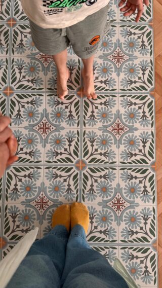 Prvi put sam ih vidjela usput, na Pinterestu dok sam kao tražila inspiraciju 😉 stisnula sam ono srce ispod i spremila ih u folder nazvan “projekt kuhinja”.
Samo par noći poslije @milicaurban će mi poslati linkove raznoraznih pločica među kojima su bile baš one - Aparici Altea Olivo.
I to je bilo to!
Ujutro sam zvala salone po HR koji drže Aparici keramiku i izbor je pao na @stilkerstore jer smo svakako planirali do Zagreba tih dana.
Ne moram vam reći da su uživo još ljepše, da sam u salonu provela pola dana, da video ne moze dočarati njihovu ljepotu i da mi nije žao što sam zbog njih prekrižila neke druge stvari da se uklopimo u budžet.

P.S.Ovo nisu pločice koje sam birala mjesecima, ove sam izabrala odmah, na neviđeno.
Problem je nastao kad smo došli u Stilker i kada sam vidjela što sve ima, a trebala sam izabrati keramiku i za banje - jer kad ću svakako plaćat prijevoz do Dubrovnika, onda daj sve odmah 🙈 
I jesam li odlučila odmah? Nisam. Ali to nije ova priča.

Ovo je priča o ženi koja muku muči s donošenjem odluka i nerijetko požali zbog istih nakon par dana.
Ova me odluka razveseli svaki put kad ih vidim. Svaki put ❤️
Moja ispunjena želja!
Šta kažete?
#vylsonathome#renovation#colorfulhome#happiness#interiordetail