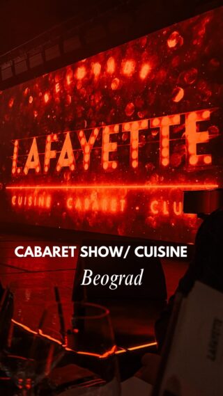 Lafayette nije samo mjesto za izlazak, nego kompletno iskustvo koje spaja gastronomiju, performans i produkciju na stvarno impresivnom nivou.
Meni je dugo bio na listi “želja”, Davor je jako htio poći u Beograd tako da je za proslavu naše 10te godišnjice braka ovo bio logičan izbor 😀

Rezervirati trebate ranije, prema poziciji stola (podijeljeni su u kategorije) variraju i iznosi minimalne konzumacije u koju je uključena i hrana i piće.
Večera je bila pristojna, a cabaret show je bio sve što sam očekivala i mnogo više od toga!

Glazbene, glumačke i plesne točke bile su sve do jedne nevjerovatne, a svaki performans imao je svoju energiju i priču. Scenografija, rasvjeta i kostimi dodatno podižu cijeli doživljaj.
Mene je baš oduševila ta potpuna uključenost cijelog prostora u doživljaj: konobari, barmeni i osoblje je dio koreografije i energije večeri. 

Jedna zelja manje - jedno iskustvo više ✨👯‍♂️

#travelgram#belgrad#nightlife#cabaretshow#lafayette