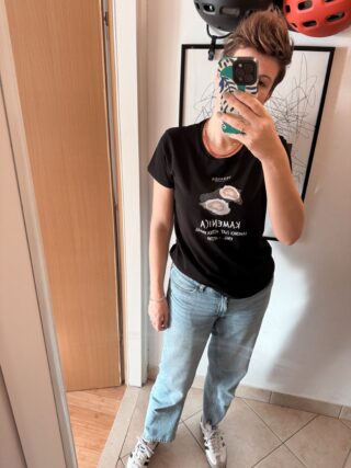 Za sebe mislim, a ispraviti me mogu oni koji me poznaju ako nije tako, da zaista znam uživati u malim stvarima.  Zahvalna sam na svim ljepotama, dobrotama, a posebno ljubavima kojima me život daruje.
A kad imam loše dane, kad počnem da tonem prepustim se, samo imam pravilo da se trgnut moram nakon par sati, imam i neke korake koje pratim svaki put - tuširanje ( vrelom vodom, kako drugačije), mazuckanje nekim mirisnim kremicama, kafa i šetnja.
Lošim danima se trudim da ne povučem druge sa sobom, pod druge mislim Davora, što je dosta teško jer smo nas dvoje vazda skupa, okrenuti jedno drugom, tako naučili, naviknuli, a ako ćemo mak na konac tjerati - i nismo imali nekog izbora.
Svi moji su daleko, njegovi nažalost najdalje što mogu biti pa smo dosta dugo jedno drugom bili uteg umjesto onaj pojas za spašavanje kad krene utapanje.
I sad, kad smo na kraju snaga, radova, živaca i para gledamo da ne potonemo bar isti dan 🙈
Kuhinja je stigla i divna je, boje su još ljepše nego ih se sjećam, s pločicama se ljube samo tako, ali radna ploča, pa sve je krivo s njom.
To znači dalje čekanje, nerviranje, kašnjenje ostalih radova i ponajviše nevjerica jer se odgovorni po tom pitanju ne javljaju, a kad se jave ništa ne kažu.
Taj dan je još i padala kiša, hladno, tmurno, mračno i ja kažem Davoru: “Ma hajde, nisu ovo nikakvi životni problemi, ovo su smiješne stvari…”
A on mi kaže:
“Vildana, još nismo pregurali životne probleme, kuhinja nas je mogla zaobići…”
Moglo je, ali nije.
Svašta je moglo, ali nije.
Vjerujem da ponekad trebamo samo biti što jesmo, tužni, ljuti, nerovozni, nezadovoljni, trebamo pustiti da proživimo i te emocije…
Ovaj put nisam imala taj luksuz jer sam se razbolila ja, pa Tibor ali sam zato isplakala suza za sedam kuhinja uz seriju.
Plakala sam više i od Ae-sun, natečena sam se ujutro budila.
Brige se mjeriti ne mogu, ne postoji mjera za nečiju brigu.
Očito ne postoji ni dobra mjera za moju kuhinju…
P.S. kad se šalim, znači da je bolje 🤭

#lifelately#littlestoryofmylife#daybyday#renovationproject#homeinprogress