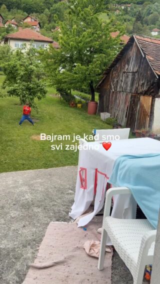 Mnogi su jutros, raštrkani po bijelom svijetu, uz prvu jutarnju kafu plakali.
Plakali su za mirisom mamine baklave, ružica napravljenih rukama onih koje više nikad neće zagrliti, za kućom punom smijeha i pjesme, za šuškanjem para u džepovima, za onim garažama u kojima deda odvaja kurbane i objašnjava kome koji treba dopasti.
Plakali su za djetinjstvom, za mladosti, za onim rahatlukom koji imaš samo u roditeljskoj kući, a ne znaš to tada, majku mu. 
Ne znaš, shvatiš to kasno, kad ti taj rahatluk više nije na “prepišaj hoda” kako je moja nana govorila.
Mnogi su jutros u kafu umjesto kocke šećera umakali suze.
Ni ja nisam izuzetak.

Jer Bajrami su najljepša čipka na bluzama u koje smo obukli naše uspomene, one kad smo svi bili zajedno.

Neka vam je sretan i mirisan,ispunjen mirom i rahatlukom koje samo porodica može donijeti.
Ako ste ovaj Bajram daleko mislite kako je divno imati nekoga kome žurite, nekoga ko vam se raduje i ko vas iščekuje.
Nekoga ko vam je Bajram kad god došli ❤️

Bajram Šerif Mubarek Olsun ✨

#eid#eudmubarak#family#dayfullofhappiness