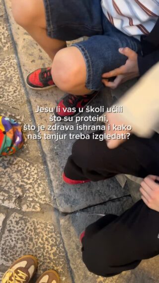 Projekt Vrtim zdravi film koji u hrvatskim školama preko 15 godina provodi Nestlé s Hrvatskim sportskim školskim savezom, Hrvatskim zavodom za javno zdravstvo i javnozdravstvenom inicijativom PETICA-igrom do zdravlja je usmjeren na edukaciju učenika viših razreda osnovnih škola o usvajanju zdravih navika, prvenstveno uravnotežene prehrane i tjelesne aktivnosti. 
Znamo da djeca najviše i najlakše uče kroz igru, a da u višim razredima imaju i svoje telefone, pa kviz pretvoren u turnir gdje se mogu osvojiti super nagrade je odlična priča. 
Neće djeca magično početi jesti povrće nakon što nauče što su vlakna, da se ne lažemo. 
Ali ne trebamo odustati i prestati nuditi raznoliku hranu svaki dan i pronalaziti načine koji će njima biti bliski da shvate važnost koju prehrana ima na naše zdravlje.
Jer pretilost kod djece je ozbiljan problem s kojim se suočavamo danas. 
S mlađom djecom možete zaigrati kviz skupa, mnogo je lakše stvarati zdrave navike s malima. 
Tanjur pravilne prehrane mi je najdraži i mojoj djeci najinteresantniji “projekt”. 
I on, i još mnogi drugi raznovrsni materijali vas čekaju na web stranici.
#healthyeating#VrtimZdravFilm#InkubatorMotivator#spon#nestlé
