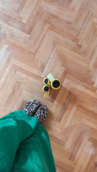 Da je svaki majstor došao kad je obećao, kao što nije, mi bi se preselili 01/05.
Ali kako su rijetko na vrijeme, danas slavimo godišnjicu renovacije. 
Ona poznata: “Gledaj to s pozitivne strane”, realno nije Bog zna kakva utjeha, dok čvrsto ne odlučiš pronaći tu pozitivnu stranu.
Godina dana je prošla otkako renoviramo vlastiti stan.
Kad završimo s radovima sve napravljeno će biti onako kako smo mi zamislili i izabrali.
Dobro, jer sam ja tako izabrala ako ćemo pošteno, Davor je zadužen za tehniku jer netko mora biti i praktičan u ovoj kući, a to sigurno nisam ja 🤭
Sreća je imati ovakve probleme. I bez obzira što ja napišem ili otkukam s vremena ovdje, vrlo sam toga svjesna.
Nervirati se oko renovacije, oko majstora koji nisu došli, a rekli su da dolaze, kašnjenja materijala ili pogrešno izrezanog kamena je privilegija u životu.
Jer prošli smo i one ozbiljnije, najozbiljnije, teške i najteže probleme i kako god izgledalo sa strane, još se nismo oporavili.
Ovi se naspram tih niti ne zovu problemima.

P.S. ovo ne znači da naši majstori koji su rekli da će doći sutra ne trebaju doći, i dalje imamo rok 1/7 , vrlo sam uporna po prirodi 😂🙌🏻

#renovation#projektrenovacija#aniversary#workinprogress#home