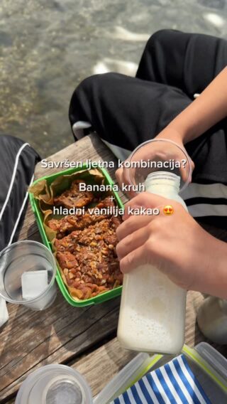 Jutarnji ritual mojih klinaca jeste banana kruh i topli kakao, od njihove prve godine života.
Volim ih gledati tako snene i čupave ujutro za stolom kako grabe svoje šalice 🤭

Za divan banan kruh koji uspije svaki put vam ostavljam recept ispod, a za mali twist ovog ljeta - kakao ne mora samo grijati zimi, može i rashladiti ljeti 😉
Nesquik ima kakao koji se divno ljubi s hladnim mlijekom, pa i s okusom vanilije. 
Malo leda, dobra termos boca i spremni i za plažu, igralište, piknike i sva ona mjesta kojima ćemo skitati ovo ljeto. ⛱️

RECEPT ZA BANANA KRUH:
* 3 zrele banane
* 1 jaje
* 50 ml ulja ( ja volim kokosovo)
* 1.5 šalica brašna
* 2 žlice meda
* 1 prašak za peciva
Priprema:
U izgnječene banane dodajte umućeno jaje,ulje i med. Zatim dodajte brašno i prašak za pecivo. Sve izmješajte pa prebacite u kalup. Po želji dodajte voće, suho ili svježe, borovnice idu odlično ali i grožđice. 
Sitno narsjeckane bademe dodajte po vrhu za hrskavost.
Pecite u prethodno zagrijanoj pećnici na 180 stupnjeva, cca 40tak min.

Kolač čuvajte u plastičnoj posudi, tako ostane svjež par dana, kome traje par dana - nama nikad! 😉
#Nesquik#spon#childhoodmoments#summertreats#vylsons