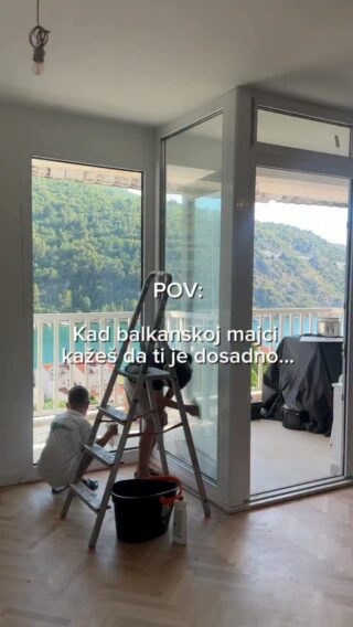 Kada smo mi bili djeca, kad bi rekla da mi je dosadno - ako ne bi bila prva, krpa bi bila jedna od prve tri ponuđene stvari da se “zabavim”.
Nana rahmetli bi mi govorila:
“Kiko, samo glupim ljudima može biti dosadno.
Pametan insan vazda sebi nađe posla…” 😂

Primjenila sam sam stare metode, mogu vam reći da i dalje rade! 😉
#renovation#littlestoriesofmylife#childhoodunplugged#littlehelpers❤️