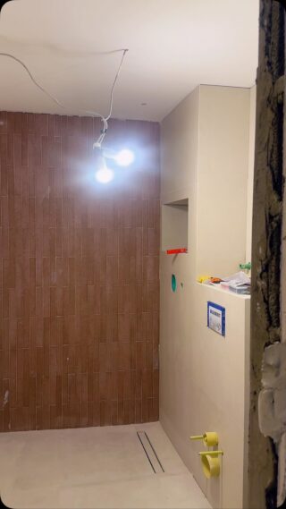 Od prvog dana jedino logično ovdje je bila ova tapeta! 
Davoru se, pretpostavljate, ta zamisao nimalo nije svidjela, kako tapeta u kupatilo, ne može ma koliko god vodootporna bila i koliko god ja Josipi vjerovala.
🫣😆
Četiri mjeseca nakon i 3k pređenih kilometara i stotine i stotine pogledanih pločica, predao se i rekao - samo naruči, briga me.

Znači, izmoriti do predaje je odlična taktika.
Zapratite me za još savjeta kako vodu dovest na svoj mlin 😅

P.S. dok nisu zalijepili tapetu slomila sam @minimalizam.zivot.prostor da ću umrijeti od bež pločica i da sam trebala to malo “obojati”.
Hvala Iva što ni ti ne odustaješ dok ne dovedeš vodu na svoj mlin 😉❤️

Nije završeno, nije očišćeno ali ja nisam mogla više čekat da vam pokažem 🤭
#renovation#projektrenovacija#studijotapete#bathroomglowup#vylsonathome