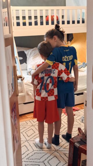 Veliki Abdulah Sidran je rekao mnogo velikih istina, ali ova je obilježila moj put i život.

Ne znam što tačno ljudi zamišljaju kako izgleda život u “mješovitim” brakovima i zašto su toliko opterećeni razmišljanjem ko vuče na koju stranu.
Ljudi će prije povjerovati u izvanzemaljce nego da postoje ljudi koji strane ne biraju.

Evo..,.
Rođena braća.

Oni nemaju pojma ko su “naši”, a ko “vaši”. 
Znaju da plaču kad se prve utakmice izgube i da vrište od sreće kad se one u drugom krugu dobiju. 
Za Bosnu su navijali iz Hrvatske, za Hrvatsku će večeras navijati iz Bosne dok ne pozaspu 😅🙈

Ne znam, možda i jesmo svemirci.
Ali što je lijepo, brate…. ❤️

#vylsonfulloflife#thisisus#happiness#worldcup2026