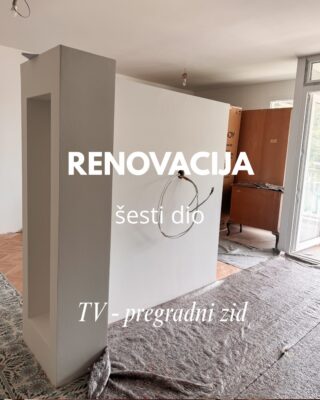 Najčešće ste mi pisali da vam je sve jasno ali taj neki zid po sred stana nikako ne kužite 🤭
Morali smo pronaći mjesto za TV kada samo odlučili zamijeniti mjesta blagovaonici i kutnoj kako bi iskoristili što bolje prostor, a da pri tome ne budemo leđima okrenuti balkonu.

Meni je ovaj prijedlog odmah na prvu “sjeo”, naša prijateljica je pogodila cijeli nacrt stana s knjigama i cvijećem ( ima svojih prednosti kada te arhitekt baš dobro poznaje 🤭), Davor mu je imao par zamjerki ali je sve postajao sigurniji u izbor kako su radovi odmicali.
Ovaj pregradni zid ne ide do vrha, visine je cca 1.70cm, ojačan je OSB pločama tako da može nositi TV i komodu.
@minimalizam.zivot.prostor je dodala policu otvorenu od strane kuhinje koja je baš višnjica na šlag.
Nevjerovatno koliko jedan detalj promijeni cijeli prostor - a da baš bude pravi detalj nisu džaba ljudi učili škole 😉

Znam da vam još nisam pokazala finalnu verziju, ali kako vam se čini za sada?

#projektrenovacija#vylsonathome#homeinprogress#renovation#almostthere