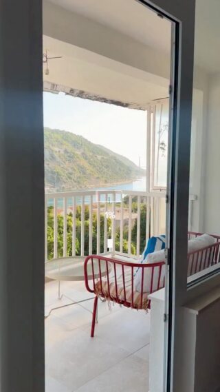 Malo je stvari koje izaberem za naš dom da se Davoru dopadnu na prvu.
Obično priča ide ovako: kaže mi da sama odlučim, da njega mnogo ne zanima - što je istina, da se on u sve to skupa ne kuži - što je isto istina, da mu je svejedno - što nikako nije istina jer kad napokon izaberem nađe zamjerki taman toliko da me poljulja u odluci.
Kad sve sjedne na mjesto obično se oduševi, kaže da mu je drago što sam ga nagovorila (???), da je sumnjao bezveze ili još bolje još dugo izgovara rečenicu koja me izbaci iz cipela:
“Dobro smo MI to izabrali.”
😂

Na jednu stvar se nikad nije navikao.
Malo je reći da ne voli klupu koju sam prije 8 godina kupila za balkon. Nervira ga od prvog dana i svakog narednog me na to podsjeti, čovjek živi za dan kad ćemo je se riješiti.
Baš zato smo iskoristili priliku dok je Davor na putu da je prebacimo na novi balkon, jer budžeta nema za novu, a bome u ovom slučaju vrijedi ona stara: “bolje išta nego ništa”.

Slomila sam se dok sam balkon očistila. 
Još mnogo posla nas čeka na balkonu, nije ni blizu gotov.
Ali ovaj golden hour je nezamjenjiv 💛

P.S. javno obećanje za @equusdu - mijenjamo klupu prvom prilikom, ne paše nam više. 🥰

#balconyview#vylsonfulloflife#renovationproject#sunsets#goldenhour