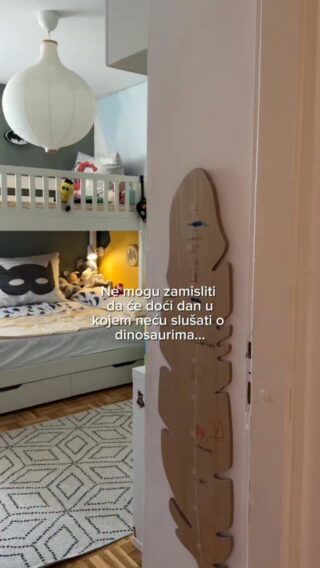 Prvo smo izbacili puzzle koje riješe za 10 minuta.
Pa smo se riješili igrački “bebe” kako reče Tibor.
Onda su izdvojili knjige koje više nisu fora, pa je kuhinja za mališe, ploča im ne treba jer ne igraju se više škole ili citiram Robija:
“Dosta mi je što idem u školu, još da se doma igram škole, jooooj maaaamaaaa!”

A kad su sjeli da izdvoje Lego duplo, duplo me presjeklo pa sam ostavila i krpe i kompjutere i sjela s njima na pod.
Mnogo će biti “posljednjih” s našom djecom za koje nećemo znati da su ti: od nošenja, uspavljivanja, priča za laku noć.
Ja sam se zadnji put igrala s svojim dječacima s velikim Legićima danas.
I ovo je posljednji put sa vidimo ovu sobu baš ovakvu, počeli smo je rastavljati 🙈

I nisam plakala, djeca i treba da rastu i odrastaju, to je najljepše čemu kao roditelji možemo svjedočimo.
Udahnula sam i sjela na pod među sve te legiće, odlučna da što više svjesno uživam u njihovom odrastanju, pa i u danima najveće frke i gužve.

#kidsroom#colorfulkidsroom#childhoodunplugged#boysroomdecor#vylsons