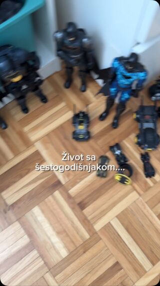 I ovo je samo dio kolekcije iz faze zvane Batman opsesija 🤭
Zdjelice, tanjuriće, puzzle, slikovnice i garderobu nisam u ovoj turi pakirala 🫣

Šestogodišnjaci su zakon, najbolja dob ikada! ❤️
Nego, imaju li vaša djeca najdražu igračku? 😅

#childhoodunplugged#boysrule#batmanaddict#happiness#sixyearsold