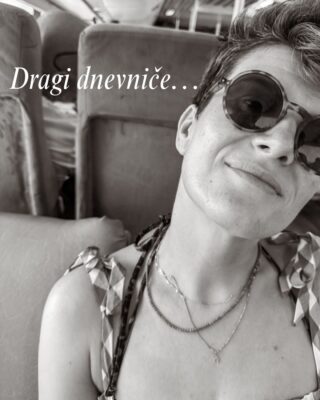 Preskočila sam farbanje ( ili dva), ali gore od toga - preskočila sam šišanje. A to se ne radi s kratkom kosom ili kako kažu moja djeca: “Mama, opet izgledaš kao Legić” 🤭😆

#diary#littlestoriesofmine#lifelately#justlife#vacationmode 

“Najljepše se pati za nečim što je nepovratno gotovo, ta je patnja bez grča, a mi mirno amputirani od sebe.” - kaže Danijela u svom drugom romanu koji me čekao na polici više od dvije godine. I našao me u pravi tren.

Kako na plažu bez sendviča ili pohane piletine od dana prije? Ljetovanje mog djetinjstva.

Moja divna Jelena, prijatelj koji svojevoljno provede dio svojeg godišnjeg u stanu bez klime na dane najvećeg toplotnog udara, jer je to jedini način da se vidimo u ovom periodu. Poslije mene može se preseliti i u trope…

Naši potomci koji su nas dvije povezali dok još nisu mogli povezati pokret i zvuk 🤭

Morala sam odustati od našeg godišnjeg na otoku ove godine, renovacija nas je iscrpila 😩  ali i jedan dan na Lopudu se računa.

Ne ide Lopud bez buzare 🥰 @la.villa.lopud 

Nakon što je prebacio tri ture knjiga Davor je rekao da mi za Božić kupuje Kindle i da ga ni najmanje ne zanima sviđa li mi se ta ideja 😉

I tako je gotov moj “neradni” dio godišnjeg odmora - sada počinje onaj radni: prebacivanje ostatka stvari i sortiranje silnih kutija među kojima sada živimo & sređivanje stana prije novih stanara 🥰