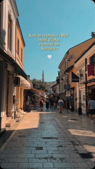 Ovaj vikend sam njegovim ulicama hodala bez ikakvih obaveza, bez brige o djeci, bez turističkih posjeta muzejima, bez žurbe, baš kao deset godina ranije dok sam ga zvala domom.
Ispijala sam bosansku kafu s ružinim lokumom na Slatkom ćošetu ranim jutrom, doručkovala kifle iz Imareta, u Barhani naručivala staru kombinaciju.

Sarajevo turista puno kao šipak, potrefio me i zadnji dan festivala, ulicama se proći ne može.

“Sve je bilo drugačije prije 15 godina, kad smo štedile pare i dane godišnjeg za ovo doba” -kaže mi rodica koja je SFF uvijek provodila kod mene u Sarajevu.

Okrenem se oko sebe, rijeke nasmijanih ljudi, sretni, sređeni, u kafićima, parkovima, restoranima, na ulicama….

Jedna stvar je ostala ista - kažem joj.
U Sarajevo i dalje samo treba doći, sve ostalo je čarolija.

#sarajevo#weekendescape#girlsweekend#vylsonfulloflife#visitbosnia