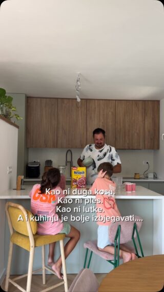 Prije samo nekoliko dana na plaži, nama nepoznat čovjek srednjih godina je držao Robiju predavanje kako je duga kosa za curice i da se treba čim prije ošišati.
Samo par dana kasnije Tibora je žena u moru pitala zašto je obukao sestrin kupaći kostim, (kostim je ružičasto plavi).

Ne bi vjerovali koliko ljudi imaju potrebu ovakve stvari govoriti, posebno direktno djeci.

Možda vam se čini banalno, pa to je samo boja ili samo kosa, ali djeca ne bi trebala odrastati s osjećajem da nešto ne smiju nositi, voljeti ili birati samo zato što je “za curice” ili “za dečke”.

Na kraju krajeva, zašto bi boja, frizura ili komad odjeće trebali imati spol?

Voljela bih da naši dječaci odrastaju znajući da ne moraju birati između onoga što vole i onoga što će drugi ljudi smatrati prikladnim za njih.

Zato kod nas vrijedi jednostavno pravilo: ako voliš- nosiš, ako ti se sviđa - isprobaj.

A kad smo već kod roze, kod nas se ovih dana našla i u zdjelicama za doručak.

Nesquik Strawberry pahuljice su pravi ljetni jutarnji hit: hrskave, s okusom jagode i u roze oboje i mlijeko 😉

Sastojak broj jedan su cjelovite žitarice, vitamini i željezo, bez umjetnih aroma.

Realno, jutra zaslužuju malo boje 💕

P.S. Možda sam joj ja u prvim danima nalazila zamjerke, ali vrlo brzo sam je prihvatila s svim njenim nedostacima
(u svakom slučaju mnogo brže nego muža s njegovim🤭😉).

Kuhinja je naše novo omiljeno mjesto za doručak 💓#NesquikCereal #NesquikStrawberry
#spon
@nesquik.croatia