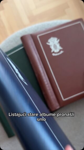34 godine između dvije fotografije. ❤️

Listajući stare albume Davorovih roditelja, naišli smo na fotografiju Davora na prvi dana škole, prvog razreda.
Iako je Robi malo stariji od Davora na fotografiji, odlučili smo se zabaviti i  rekreirati je. 
Što sličniji outfit, poza, tenisice…

Prvi dan škole uvijek nosi neku posebnu emociju, a ovaj put smo dodali i malo povratka u prošlost.
Neke se stvari mijenjaju, neke ostaju iste, a nove tenisice su realno obavezne svake godine.

Back to School ponude u Deichmannu su već krenule, iako je ovaj put htio verziju najdražeg modela Nike tenisica za velike (bez čička), nije bilo broja pa je opet završio na onome koji uvijek na kraju ponesemo doma 😀 

Šta kažete? Isti Davor ili ni blizu? 😉

#backtoschool#backintime#littlestoriesofmylife#boys#thenandnow