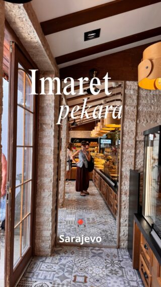 Dok ste u Sarajevo, ako krenete odmah prije Begove džamije, na ćošku gdje je česma s vodom koje se morate napiti da se opet vratite, malo niz tu ulicu i skrenete lijevo naći ćete se ispred pekare stare skoro 500 godina.

Gazi Husrev-beg je još u 16om stoljeću, godine 1531. uvakufio veliki kompleks koji je uključivao džamiju, medresu ( vjersku školu), han, hamam i imaret ili javnu kuhinju namijenjenu siromašnima ali i učenicima i putnicima.

Znam da ćete pitati što znači uvakufiti?
Vakuf je imovina koju čovjek trajno namijeni za dobrobit zajednice, a prihodi od te imovine se koriste za održavanje objekata i pomaganje ljudima, generacijama nakon onoga ko ju je darovao.

Za potrebe javne kuhinje Gazi Husrev-begove bila je potrebna i pekara koja je svakodnevno pripremala kruh, a po predanjima vakufnama je čak propisivala i količinu brašna i i kruha koji je trebao biti pripremljen svaki dan.

Imaret pekara stoji i dalje na istom mjestu.

Godinama dolazim i nikada ništa osim malih kifli nisam kupila. Svako jutro bih prije predavanja na faxu svratila po 5 malih kifli. 
Doduše, tada, prije dvadesetak godina, nije bila u ovom novom ruhu sređena, u zidu samo jedan mali prozor koji bi se otvorio kad priljubiš nos 😂

Dobra stvar je što se male kifle toliko prodaju i stalno prave da baš morate biti ozbiljan peh da ih ne dobijete vruće.

Evo vam jedna preporuka mjesta koje nikad ne zaobilazim kad dolazim.
Ali i jedna priča o tradiciji, Sarajevu i ideji da ono što ostaviš iza sebe može stoljećima služiti drugima.❤️

#sarajevo#visitsarajevo#sVylsonSarajevom#travel#bosniaandherzegovina