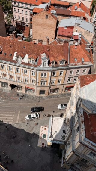 Moj prvi podstanarski stan bio je u JATovom neboderu, odmah do Hecco hotela.
S prozora dnevne sobe bi birale sladolede u frižideru kafića Vatre, a ranim jutrom bi nas budili vrijedni prodavači, otvarajući svoje štandove na Sirano pijaci.
I sad bi pomislili da sam princeza na zrnu graška čiji su roditelji plaćali basnoslovne sume da im ćera živi kraj Vječne vatre, dok u stvarnosti prijatelj prvog rođaka je naslijedio stan koji je rentao samo nama (meni & cimerki), dok se ne snađemo za neke danas smiješno male pare.
Nije sve uvijek onako kako izgleda, ni kako se na prvu čini.

Vikend koji smo provele u Sarajevu podsjetio nas je kako smo živjele i uživale u mladosti, ne misleći mnogo, ni o novcima, ni o pravilima.
I živjele smo punim plućima 🥹

Ne morate biti gosti hotela da bi popili kafu na terasi na desetom katu s koje gledate na divnu Ferhadiju i Titovu ulicu.
Terasa ide uz sve četiri strane zgrade pa možete ulice Sarajeva iz svih uglova. 

Samo liftom odete do vrha i uživate.
Bez puno filozofije 😉

#sarajevo#svylsonsarajevom#vylsonfulloflife#thisview#happiness