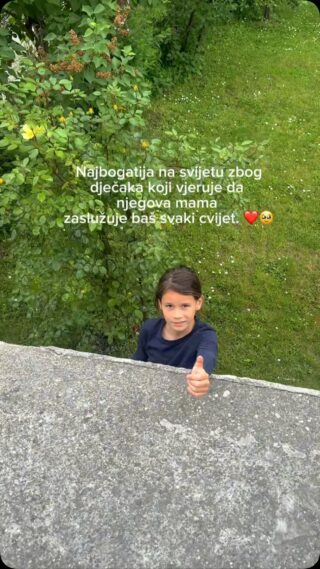 Istina je da vrijeme prolazi sve brže što su oni veći, da smo centar njihovog svijeta samo par godina dok su maleni, a onda njihovi svjetovi postaju veći i njihova potreba za nama sve manja.

Devet punih godina je danas otkako ni u što nisam sigurna, otkako svaki svoj potez preispitujem, i svaku noć gledajući ga usnulog se pitam čime sam ga zaslužila.

“Znaš, sljedeći rođendan mi je dvoznamenkasti! Jedva čekam!”- kaže jutros prije škole.

On zuri da naraste, ja bih da je još malo mali.
Znači sve je okej, u ravnoteži smo 😀

#birthdayboy#childhood#littlestoriesofmylife#vylsons#happiness