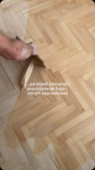 Za mene je parket bez konkurencija najljepša podna obloga i uvijek prvi izbor. Iako osjetljiviji, ipak je prirodan materijal i to se i vidi i osjeti pod nogom.
No, ja sam žena čije je prokletstvo da njeni prvi izbori u bilo čemu su uvijek oni skuplji, mnogo skuplji ili najskuplji 😉😅

Renovacijski budžet nije dozvoljavao postavljanje novog parketa ni u kom slučaju pa je opcija brušenja postojećeg bila mnogo logičnija nego da preko ili umjesto stavljamo neku drugu oblogu.
Brušenjem se uklanjaju stari slojevi, ogrebotine i nepravilnosti, popunjavaju se fuge i parket dobiva potpuno novu završnu obradu.

Za brušenje su bili zaduženi momci iz @floors_and__doors koji su bili jedni od rijetkih da su se držali dogovorenih rokova.
Proces brušenja zna biti malo bučan, s dosta prašine koja je nikakav problem kada brusite prazan stan kao što smo mi, jer tada prašina nema kuda da se zavlači, a momci sve pokupe, očiste, vama samo ostane da dođete i divite se toj ljepoti.

Parket je lakiran dvokomponentnim lakom na vodenoj bazi, a ja sam odabrala potpuno mat opciju unatoč upozorenjima jer mi je takav najljepši, pa vi budite pametniji i birajte polumat opciju ako vam smetaju tragovi.
Ali ako ste kao ja i spremni ste i više čistiti, a da bude kako ste zamislili, onda razumijete koju sreću ovaj prizor izaziva svaki dan kad se vratim s posla 😅❤️

#projektrenovacija#brušenje#renovation#oldbutgold#vylsonathome