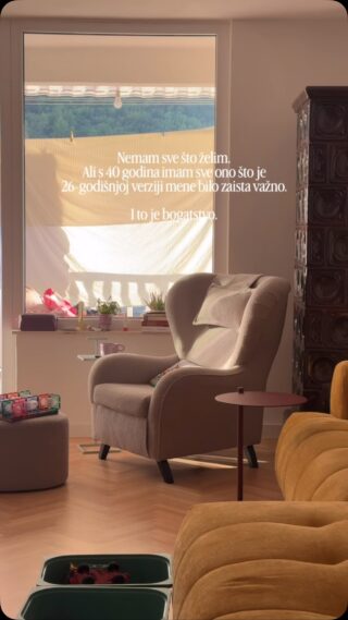 Danas je bio poprilično težak dan, nikako da završi.
Čekam sina da završi s treningom i pročitam  pinterest quote, jedan od onij koji se dijele na svim jezicima svijeta:

“Moj bogat život?
Suprug koji mi je ujedno i najbolji prijatelj.
Smijeh zdrave i sretne djece.
Prijatelji koji su mi poput obitelji.
Miran um i spokoj u srcu.
Topao dom ispunjen ljubavlju.”

Život koji danas živim je ona želja iza svjećica koje sam gasila iz godine u godinu. 
Dom ispunjen ljubavlju, smijehom, muzikom, knjigama, bojama i neizbježnim kaosom 🙈
Niko nam nije obećao da loših dana neće biti, ali i u njima možemo pronaći razlog za zahvalnost.

Jer bogatstvo je znati cijeniti ono što imamo 🙌🏻

#littlestoriesofmylife#gratefullness#lifethoughts#thankful#randomthought