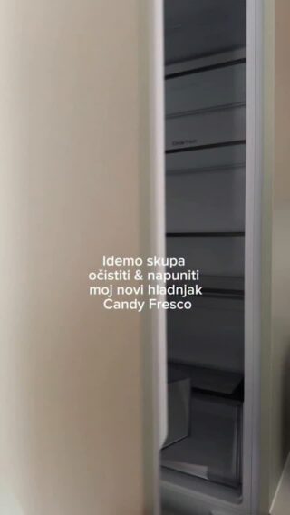 S kuhinjom sam pravila najmanje kompromisa, iako su me odgovarali - od ugradbenog hladnjaka nisam odustala.
Muž je dobio odvojen ledomat, a manju zapreminu koja se navodi kao najveći minus ugradbenih hladnjaka sam riješila većim modelom Candy Fresco koji omogućava ugradnju u nišu od 75cm.

Danas, nakon više od mjesec dana korištenja mogu reći da se nimalo nisam pokajala, ima sasvim dovoljno prostora za sve što nam je potrebno, a bočni protok zraka sprječava isušivanje.
Posebno me oduševila Adaptive Humanity zona - velika ladica za voće i povrće u kojoj ono stvarno ostaje danima svježe kao prvog dana.

Tako da, ako vas plaše s ugradbenim hladnjakom, nemojte im dozvoliti.
Naravno da trebate najprije misliti na vlastiti stil života i navike, meni opcija nekog velikog hladnjaka nikad nije postojala jer se trudim da kupovinu obavljam tjedno i nemam velike zalihe hrane uz dostupnost trgovina na svakom ćošku.

Ali da mi je netko rekao da ću ovako uživati u otpakiravanju i prvom čišćenju ne bih mu vjerovala.
Još mi je malo nestvarno i da ga neću morati ručno odleđivati 🤭😉

#newin#restocked#vylsonathome#home#kitchenstories