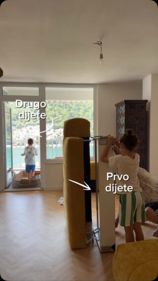 Slikovit prikaz njihovih karaktera i odnosa prema životu.
Najrazličitije dvije osobice.

Da nisam bila vrlo svjesno prisutna kada su se rađali, teško da bih povjerovala da su od iste majke. 🫣

Kakvo je kod vas stanje?
Jesu li se vaši “u putu sreli”? 😀

#childhoodunplugged#brotherhood#differentworld#firstchildproblems