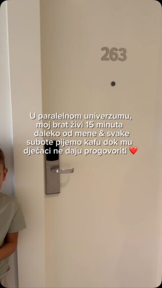 Tu smo gdje smo, život se posložio kao i mnogima tako da se vidimo par puta godišnje, ali zato se gledamo preko video poziva svaki dan, više puta dnevno.
Hvala onome ko ih izmisli, vjerujem da ponavljamo svi mi rasuti po bijelom svijetu.

Kad sam ih pitala što bi mu poklonili za rođendan jer nam baš tada dolazi, dječaci su jednoglasno odlučili da bi ga vodili u Aquapark, i nisu odustajali ni kad sam objašnjavala da ono što je njima idealan dar za rođendan ne mora biti i drugima 🤭

Sada više nisam sigurna je li ovo poklon njemu ili meni jer ih ja cijeli dan vidjela nisam, a i spavaju s njim u sobi, ne s nama 😉
Tibor je vrlo odlučan u namjeri da ga preseli u Dubrovnik i ne da mu da se vrati, a ima i najjače argumente ikada:
“Njemačka ti nema more, a nema ni mene!”
❤️

I tako, kako god da okrenem, izgleda da mi je suđeno da volim ljude na daljinu.

#littlestoriesofmylife#ljubavnadaljinu#nedostajanje#rasutinasvestrane#brothersisterbond