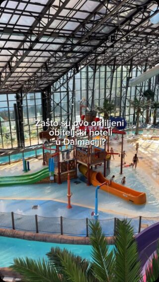 Bratov rođendan smo po želji dječaka proslavili prošli vikend u Amadriji Šibenik jer tamo je jedini zatvoreni, grijani aquapark u Dalmaciji i od zimus kada smo prvi put bili ne prestaju o njemu pričati.

Jedina razlika je što smo ovaj put bili u hotelu Jakov za koji bi ipak rekla da je malo više prilagođen starijim klincima za razliku od Andrije koji je u pravom smislu riječi - dječiji hotel.
Ali kao gosti hotela Jakov svejedno možete koristiti sve dječije igraonice & animacijski program iz Andrije, jedino niste fizički u hotelu nego trebate prošetat minut-dva. 😅

Imam i super vijest za podijeliti - ponuda WINTER AQUA u hotelima Amadria Jakov & Andrija vrijedi do kraja studenog.
Kod za popust je AMP15, boravak djece je besplatno kao i Aquapark za vrijeme boravka.
Najlakše je da za bukiranje idete direktno preko linka u opisu profila, tu je već kod apliciran.

Ako vam trebaju neke dodatne informacije, pišite, ali i podijelite svoja iskustva, drugima će značiti 🙌🏻

#amadriasibenik#travelwithkids#familyhotel#familytime